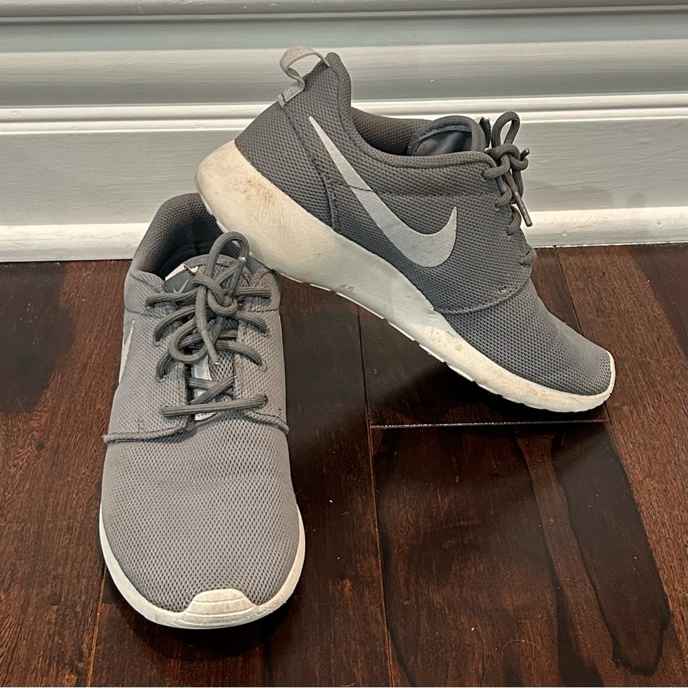 Grey Nike Roshe Athletic Tennis Shoe Women’s 6.5